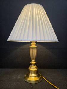 lot 2050 image: Basic Brass-Colored Table Lamp