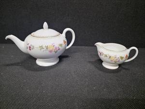 lot 2055 image: Extremely Rare WEDGEWOOD Mirabelle-Pattern Bone-China Pieces (Made in England)