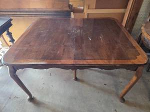 lot 2080 image: Traditional Rectangular Hardwood Dining room Table