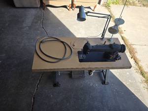 lot 2083 image: Singer Sewing Machine and Table