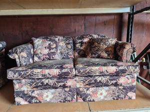 lot 2087 image: Great Condition, Soft, Floral 2-seater couch.