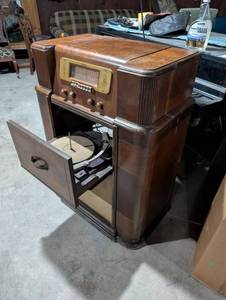 lot 2094 image: Silvertone Vintage Radio and Record Player