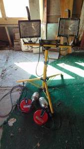 lot 7 image: 2 Light Work Light and 2- Retractable Trouble Lights