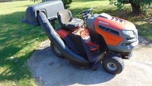 lot 20 image: Husqvarna YTH 22V46 Riding Lawn Mower with 411 Hrs, Has Bagger, Runs