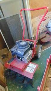 lot 26 image: Earthquake Tiller with 6.5 Briggs and Statton, Has not run for awhile