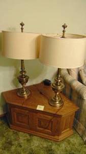 lot 86 image: Corner End Table and 2 Brass Lamps