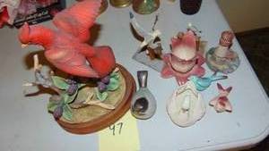 lot 97 image: Selection of Bird Decor