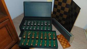 lot 104 image: Ancient Rome Collectors Series Chest Set and Small Game