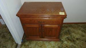 lot 108 image: Handcrafted Oak Stand, 32 x 30 x 20