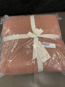 lot 27 image: Bokser Home French Linen Box Stitch Quilt KingCal King Clay