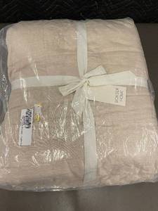 lot 31 image: Bokser Home French Linen Box Stitch Quilt KingCal King - Putty Heather
