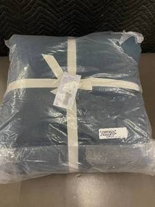 lot 50 image: Full Size French Linen Comforter and Sham Set
