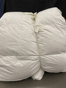 lot 87 image: Feather & Down Plush Luxury Mattress Topper, Cal King has a perfume smell