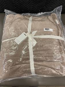 lot 95 image: BOKSER HOME Luxury Velvet Channel Stitched Quilt FullQueen Sandstone