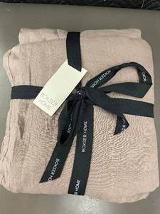 lot 96 image: Full Size 100 Percent French Linen Sheet Set - Bokser Home