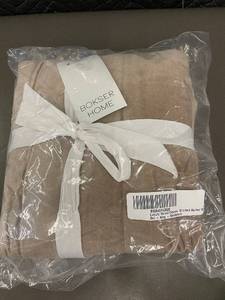 lot 97 image: Bokser Home Luxury Velvet Channel Stitched King Quilt Set, Sandstone