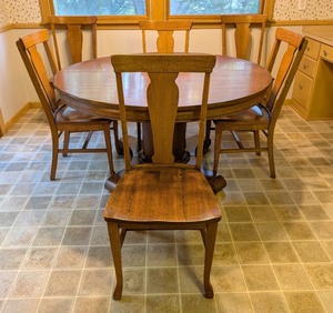 lot 1 image: K - Vintage Oak Dining Table with 6 Matching Chairs