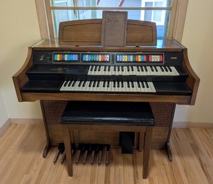lot 12 image: ML - Conn Starlite Electric Organ with Bench and Pedals