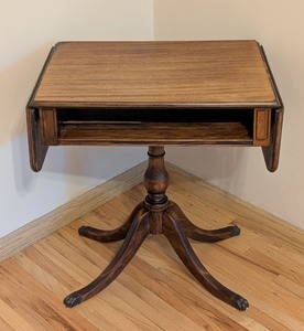 lot 49 image: LR - Vintage Drop-Leaf Wooden Side Table with Pedestal Base