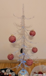 lot 106 image: ML - 3.5ft Acrylic Christmas Tree with Large Collection of Ornaments