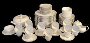 lot 109 image: K - Large Bavarian White Porcelain Dinnerware Set with 14 Dinner Plates