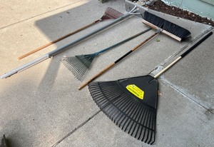 lot 159 image: Lot of 5 Lawn and Garden Tools