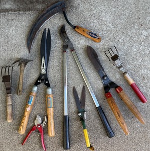lot 170 image: Collection of Vintage and Used Hand Garden Tools and Pruners