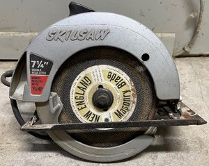 lot 180 image: Skilsaw 7 14 in. Model 574 Circular Saw with Blade