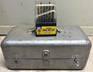 lot 184 image: Metal Tool Box with 19-Piece Drill Bit Set and Assorted Drill Bits