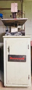 lot 138H image: S - Honeywell Band Saw with Toyang Motor and Craftsman Sanders