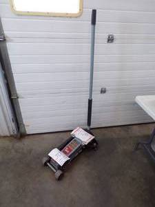 lot 4 image: 3.5 Ton Floor Jack
