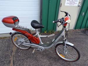 lot 28 image: Elite Electric Bike with Battery and Charger