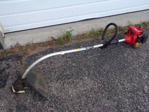 lot 32 image: Homelite String Trimmer