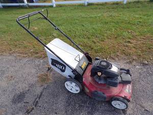 lot 37 image: Toro Self Propelled Push mower with Bagger