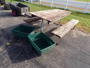 lot 44 image: Picnic Table and 2 Large Planters