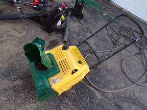 lot 53 image: MTD Snow Thrower