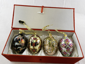 lot 18 image: Set of 4 Decorative Glass Egg Ornaments with Gift Box