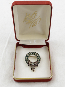 lot 29 image: Vintage Wreath Brooch with Green and Red Stones in Presentation Box