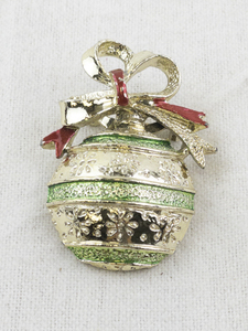 lot 33 image: Vintage Holiday Ornament Pin with Green and Red Accents