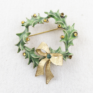 lot 36 image: Vintage Holiday Wreath Brooch and Bow
