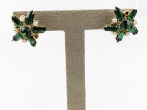 lot 71 image: Vintage Green Rhinestone and Faux Pearl Screwback Earrings