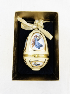 lot 98 image: Mr. Christmas Porcelain Egg Ornament with Angels and Music Box
