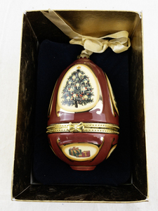 lot 102 image: Mr. Christmas Hinged Egg Ornament with Tree and Presents Design