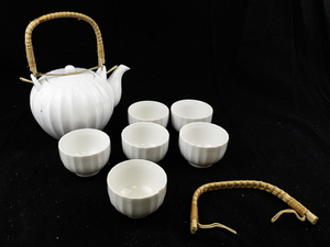 lot 120 image: White Porcelain Teapot with 6 Matching Cups and Removable Bamboo Handle