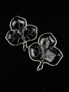lot 122 image: Set of 2 Hazel Atlas Clear Glass Ivy Leaf Dishes