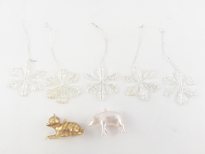 lot 165 image: Set of 5 Snowflake Ornaments with Cat and Pig Figurines