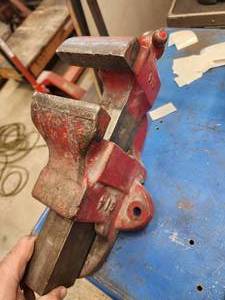 lot 33 image: Athol M&H Bench Vise (587989)