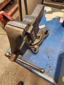 lot 34 image: Hollands Bench Vise (587988)