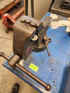 lot 35 image: Bench Vise (587986)