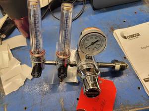 lot 122 image: Regulator with Two Flowmeters (587982)